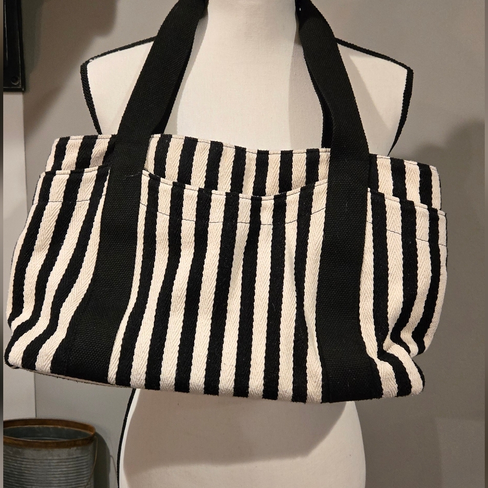 Lnwot black and white purse. No brand. Super cute.